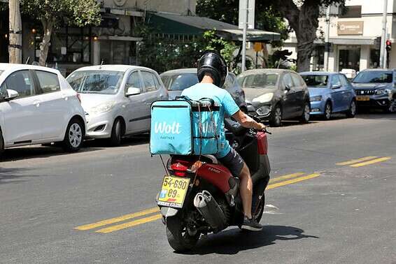 שליח וולט // צילום: גדעון מרקוביץ'